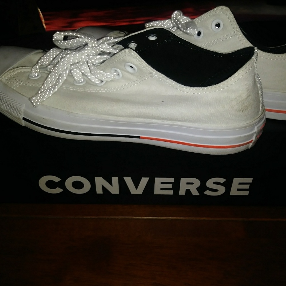 White Converse Size 10 Womens\8 Mens